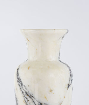 
                  
                    VLORA Vase aus Marmor
                  
                